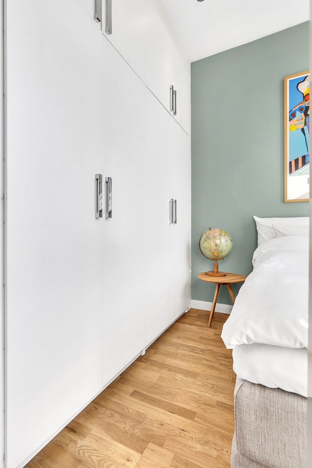 Godt med oppbevaringsplass på soverommet. Galleribilde