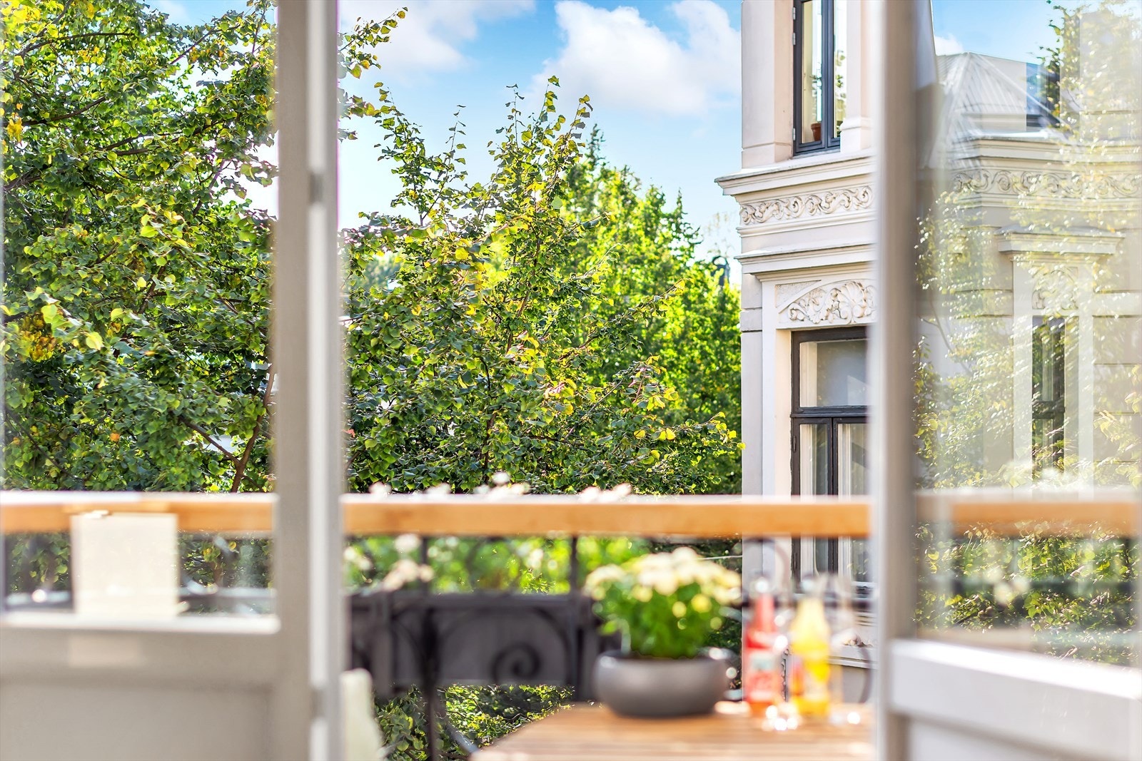 Fra stuen er det utgang til vestvendt balkong. Galleribilde