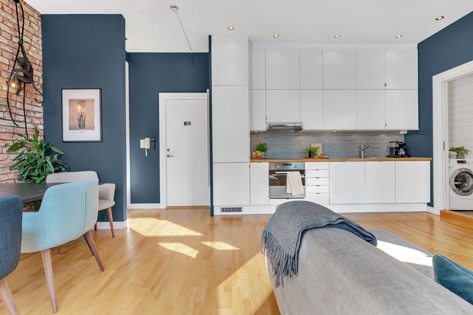 Pen kjøkkeninnredning med god skap -og benkeplass. Galleribilde