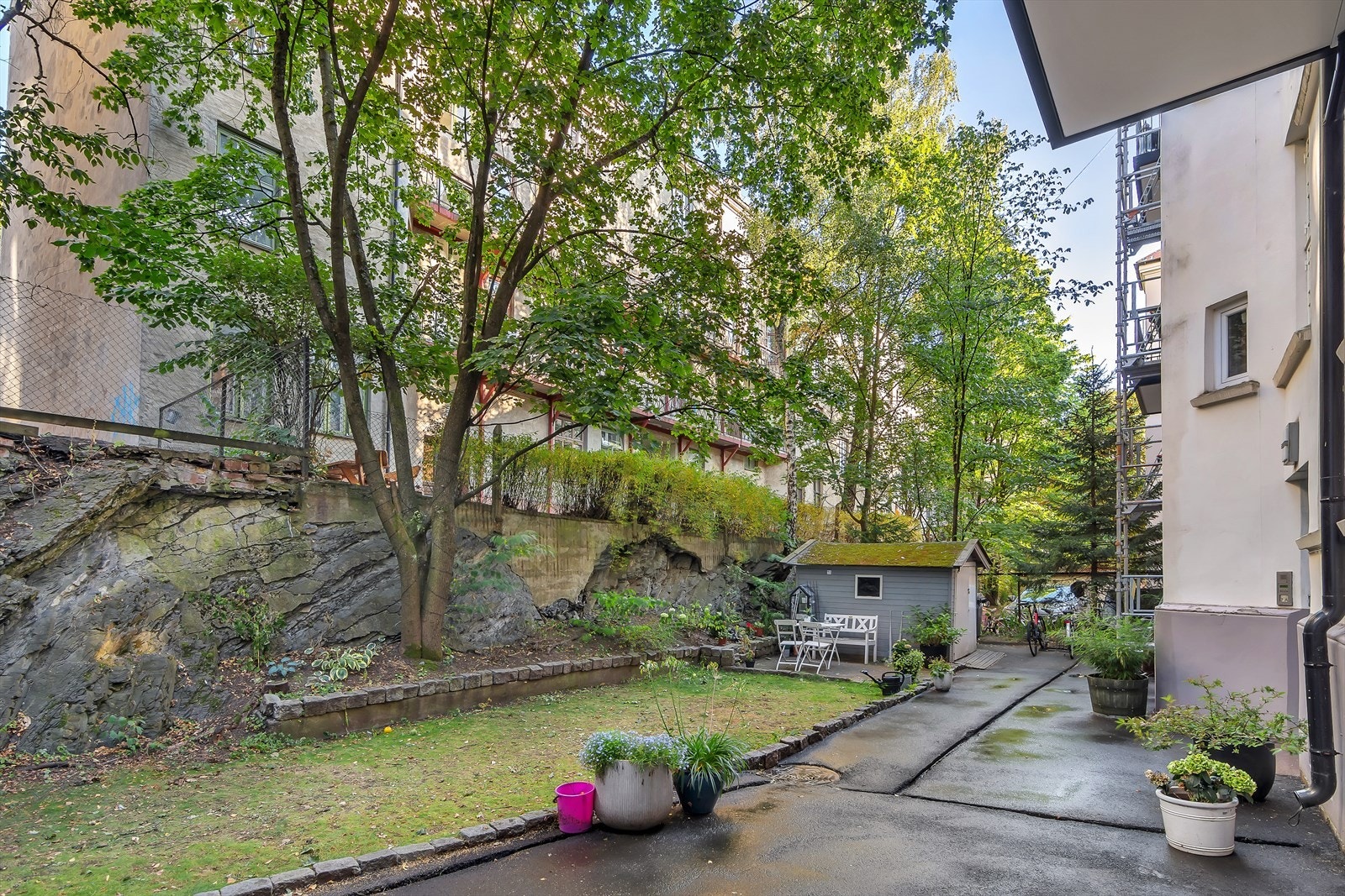 Felles bakgård. Galleribilde