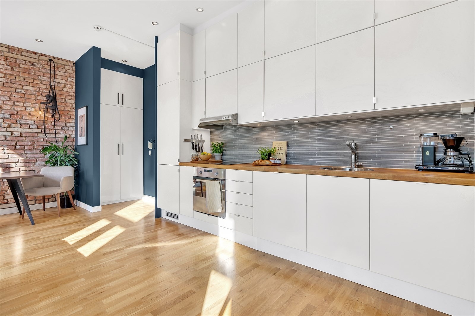 Heltre benkeplate og fliser mellom over -og underskap. Galleribilde