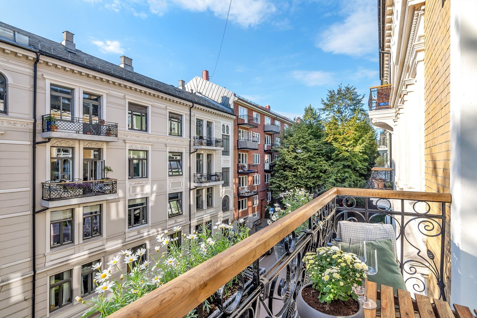 Balkongen vender ut mot rolig miljøgate. Galleribilde