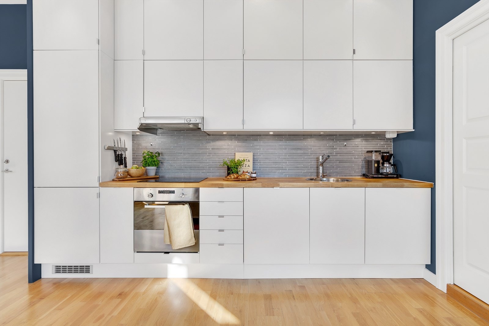 Takhøye skap gir ekstra oppbevaring. Galleribilde