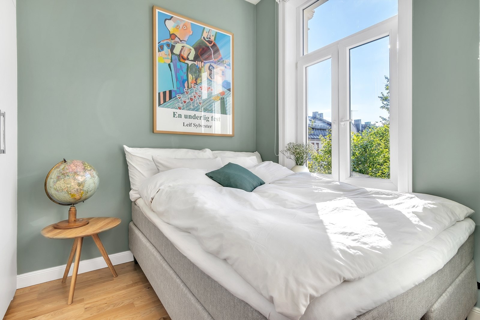 Delikat soverom med god plass til dobbeltseng og tilhørende nattbord. Galleribilde