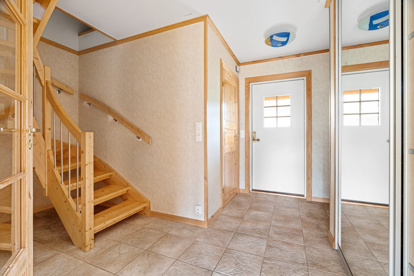 Entré med skyvedørsgarderobe
