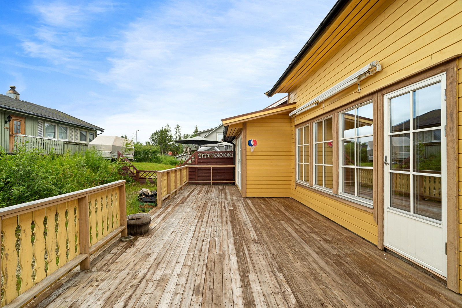 Stor terrasse med utgang fra stue- har kan man nyte sene sommerkvelder og gode solforhold!