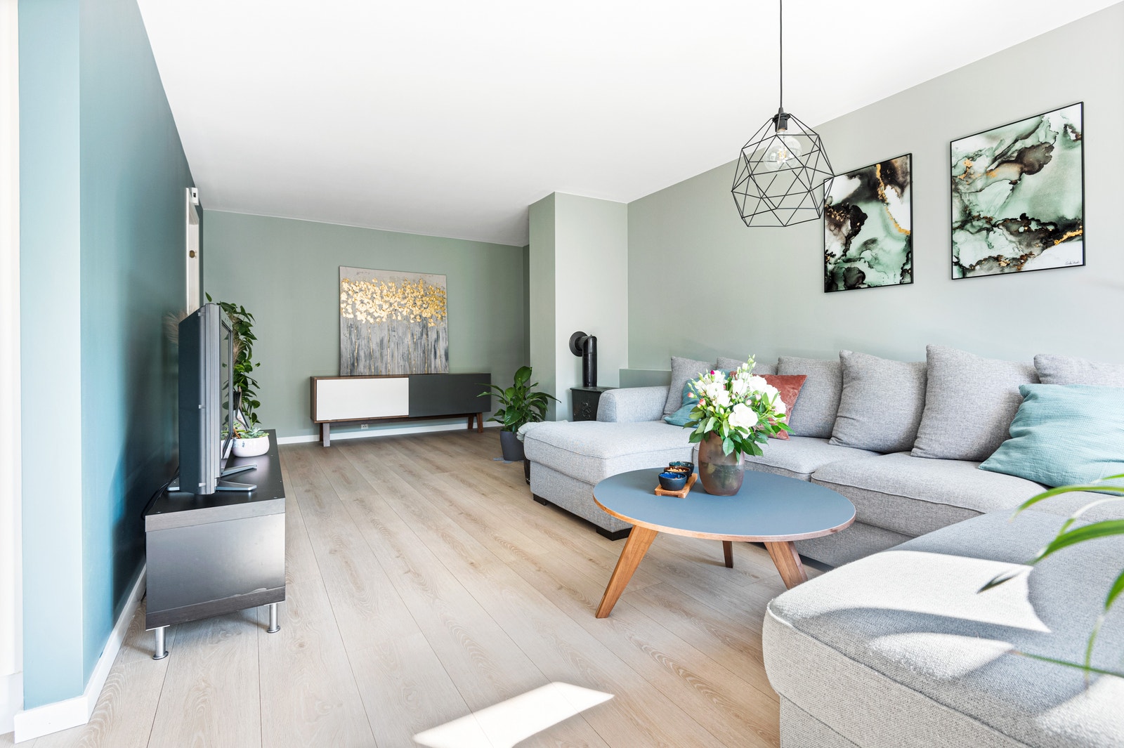 I stuen er det vedovn som gir effektiv varme og ekstra hygge. Galleribilde