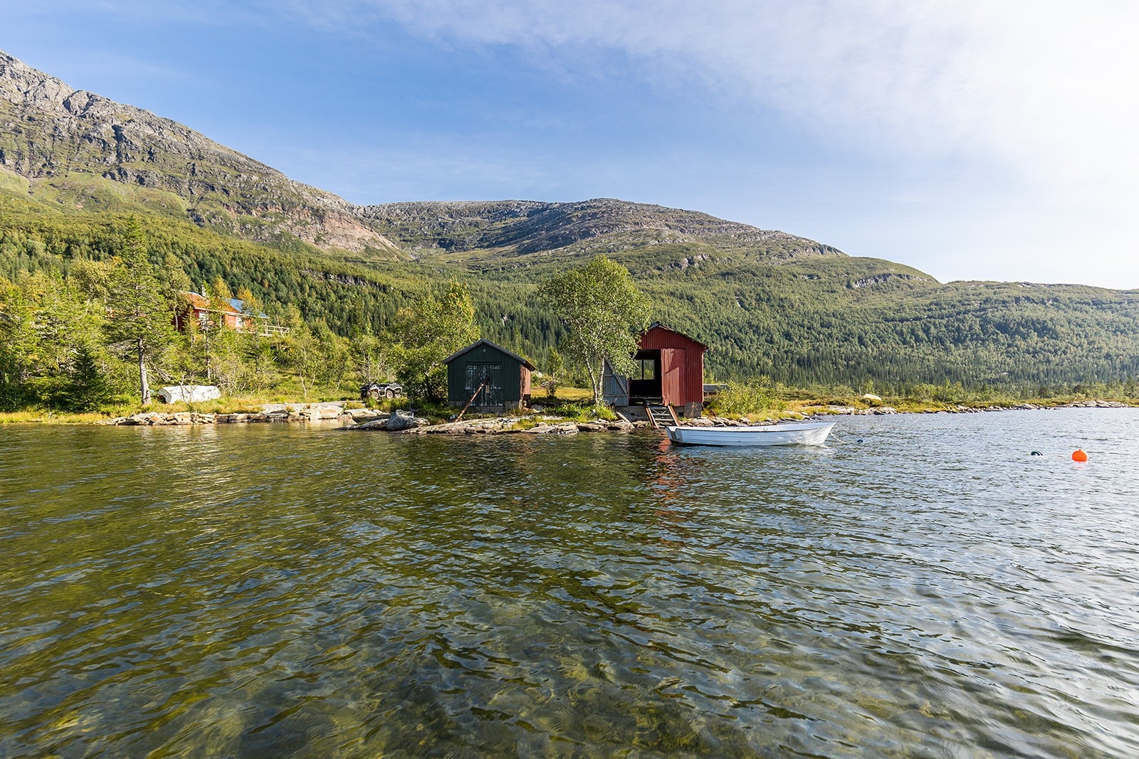Fra Nedre Helgåvatnet - her fra med båt inn til eiendommen Galleribilde