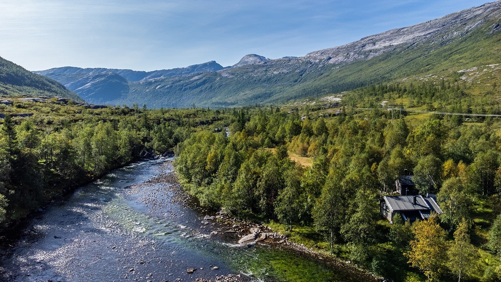 Hyttetunet ligger til høyre i bildet ved elvemunningen Galleribilde