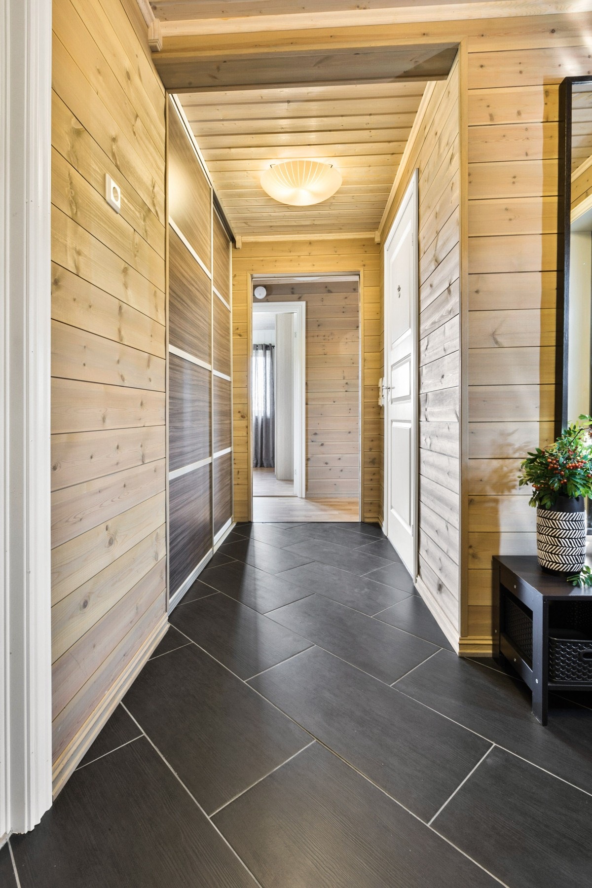 Gang med flislagt gulv og skyvedørsgarderobe Galleribilde