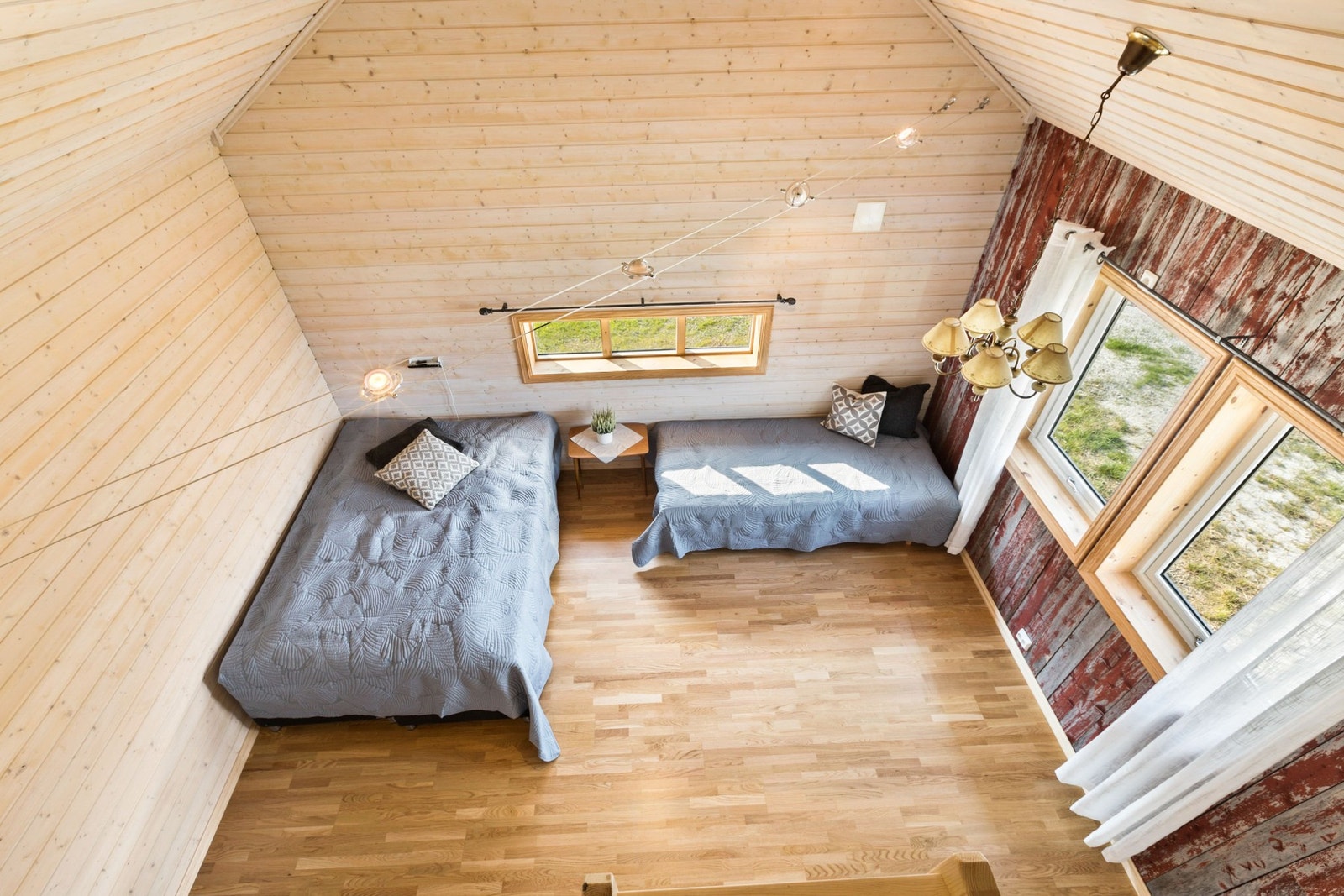 Gjesterom sett ned fra hems Galleribilde