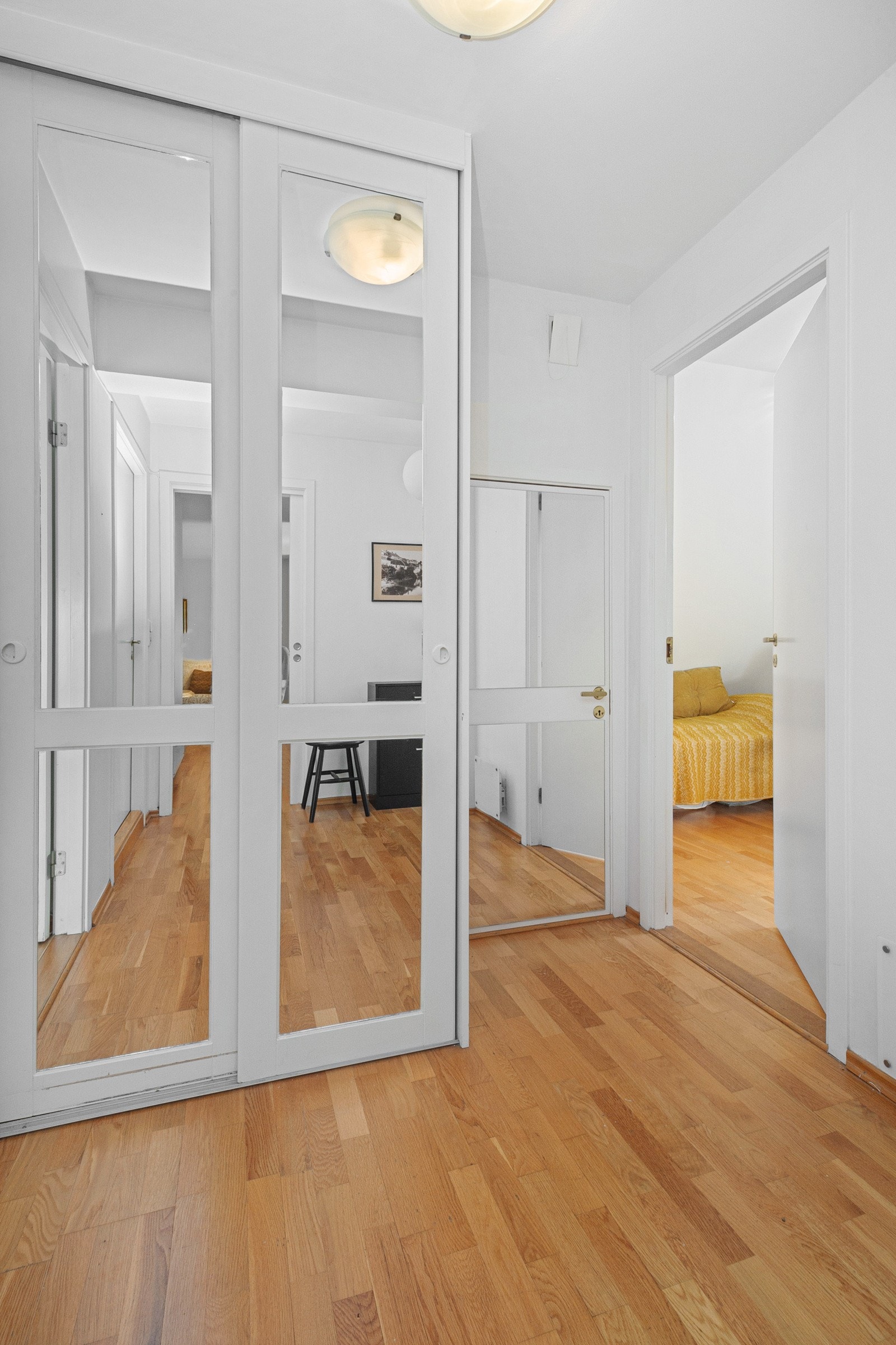 Oppbevaringsplass i gang som leder til soveromsavdelinge. Soverom ll til høyre Galleribilde