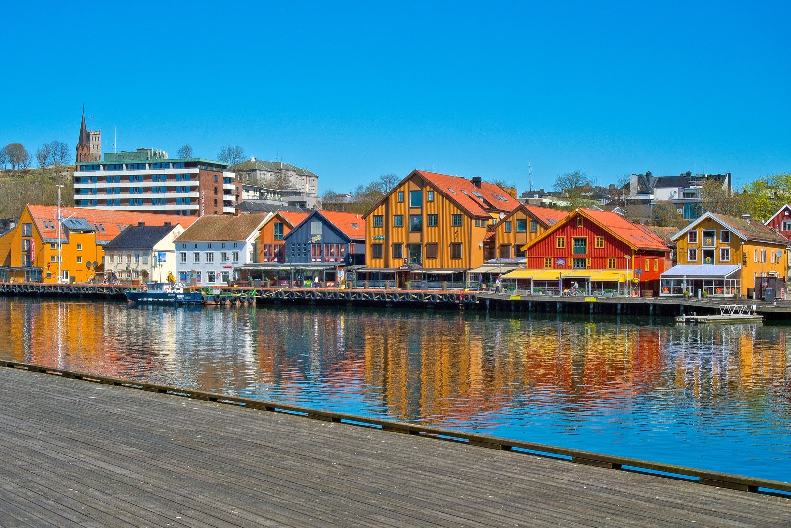 Kort vei til brygga med en rekke resturanter og båtliv Galleribilde