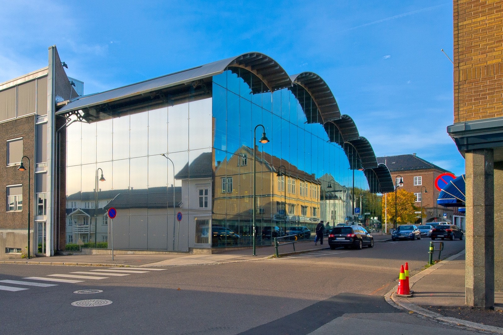 Eiendommen ligger nærmest vegg i vegg med bibloteket Galleribilde