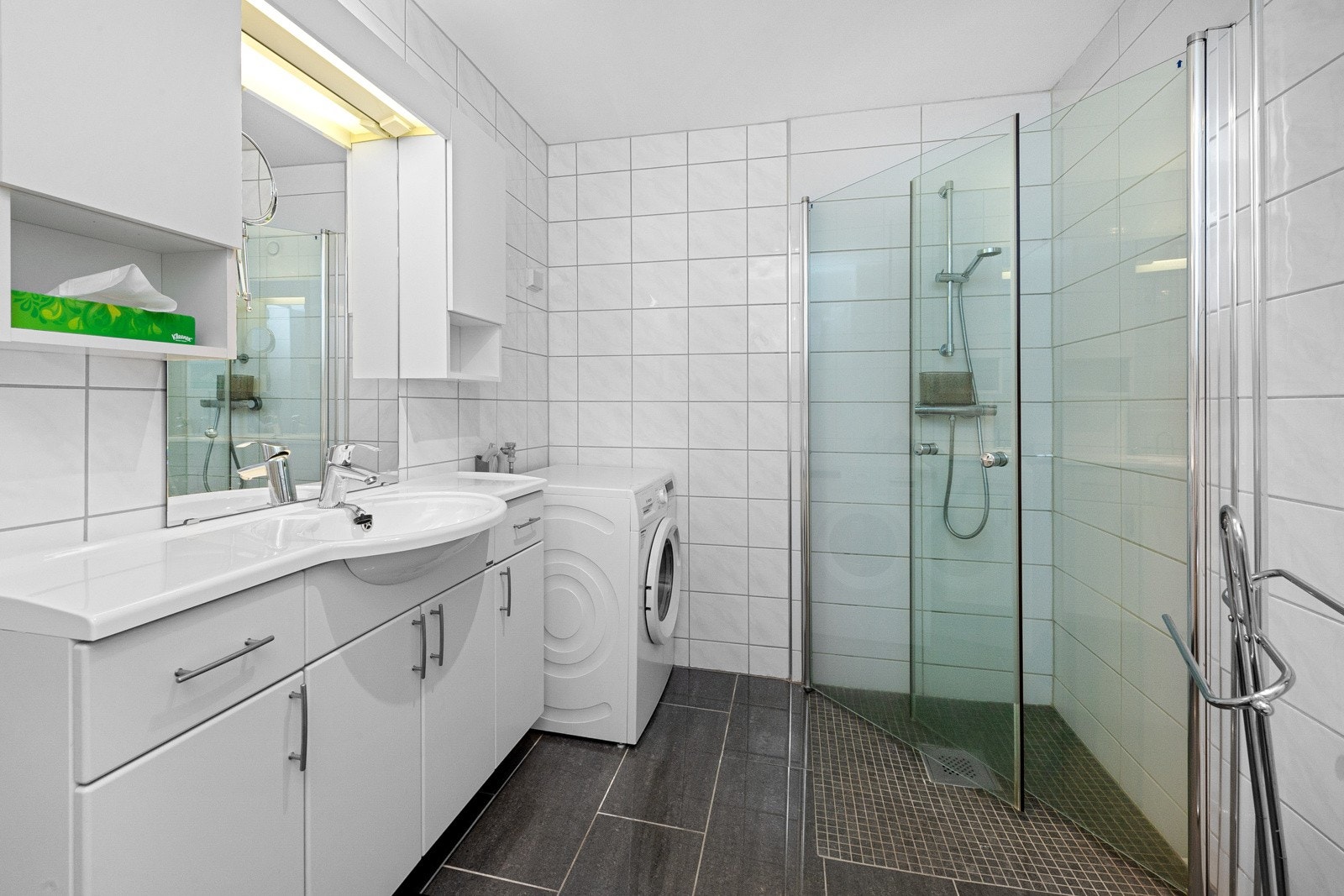 Badet har en god størrelse og er stilrent og pent Galleribilde
