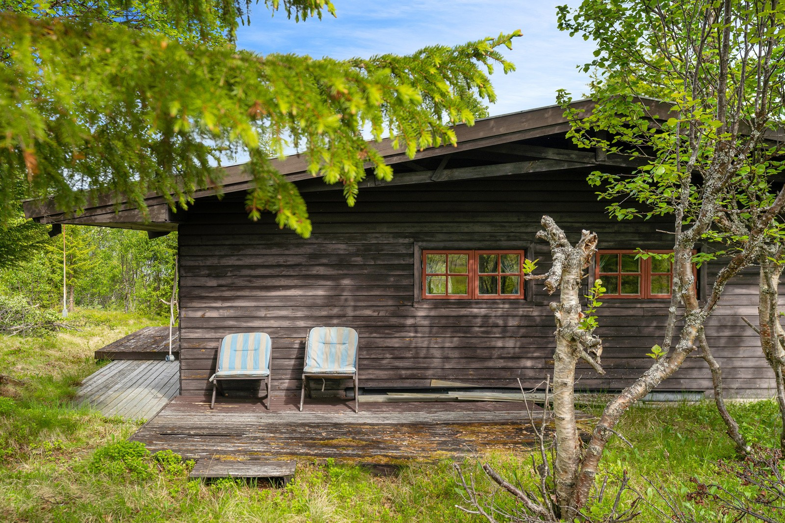 På utsiden kan man nyte morgenkaffen fra verandaen