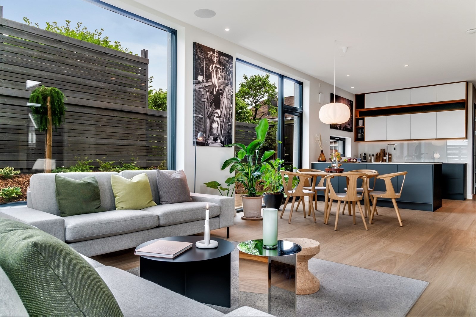 Stue/spisestue. God plass til stort spisebord og oppdekning til familiemiddager Galleribilde