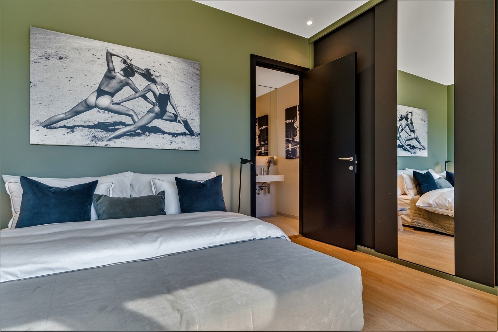 Plassbygget skapdører med linoleum/speil helt opp til himling. Dører i huset er 2,40 meter Galleribilde