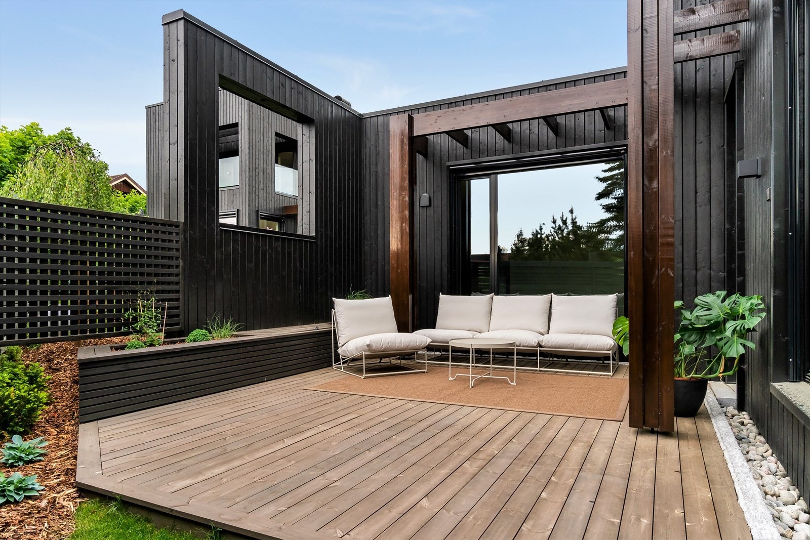 Skjermet uteområdet med stilfulle detaljer og lettstelt hage. Galleribilde