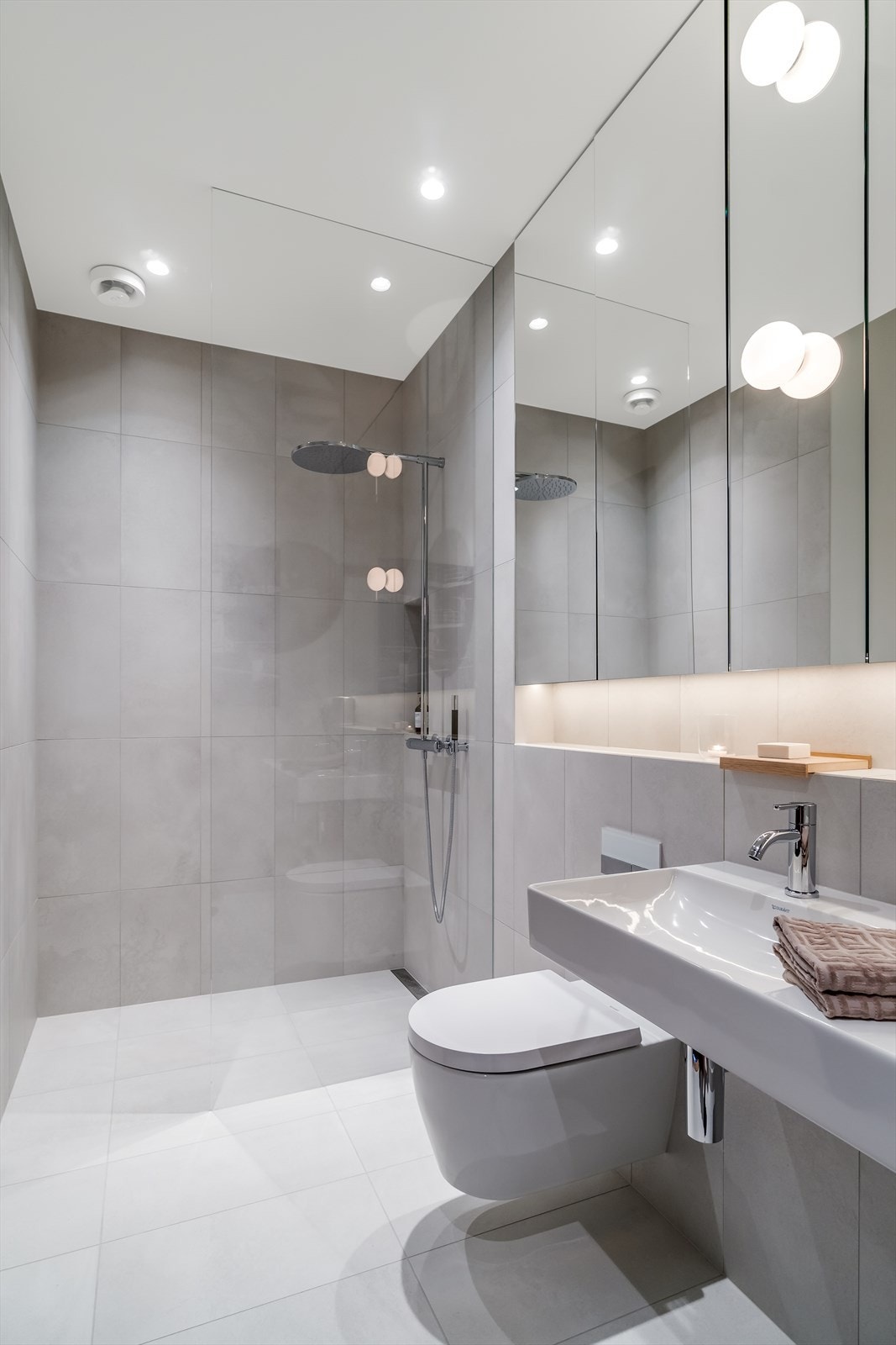 Bad med plassbygget speilskap opp til himling. Dusjglass integrert i gips/limt til flis Galleribilde