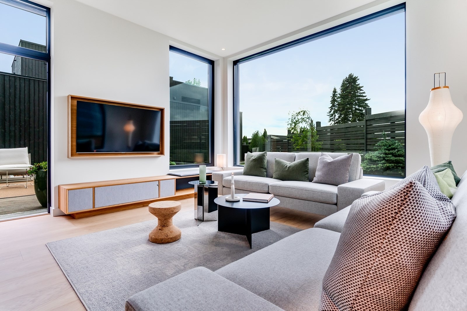 Store vindusflater som slipper inn rikelig med dagslys. Galleribilde