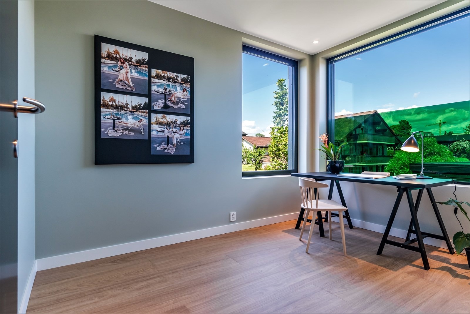 Alle soverommene får rikelig med dagslys med de store vinduene Galleribilde