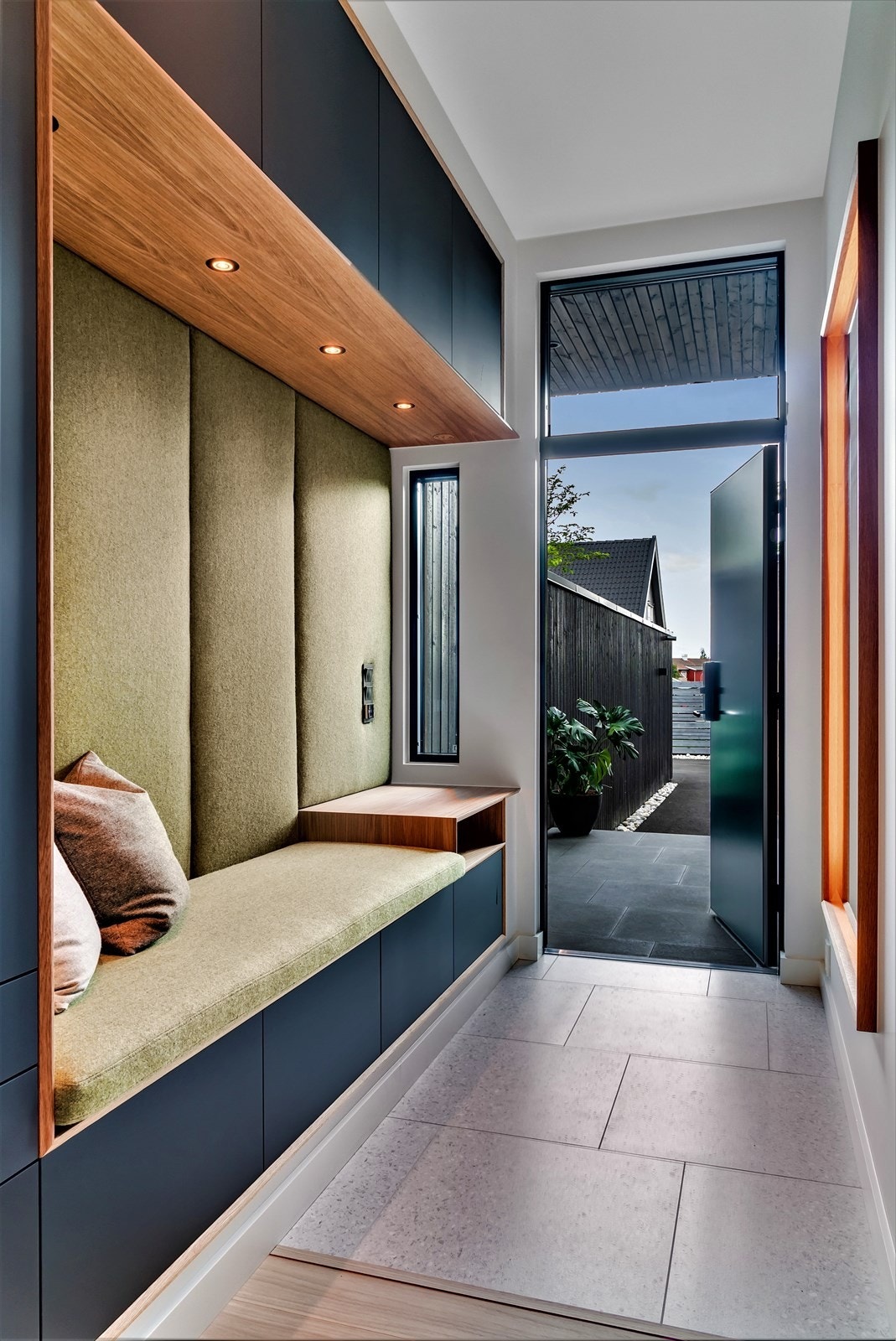 Plassbygget sittebenk og innfelt speil med baklys som kan dimmes. Omramming i eik Galleribilde