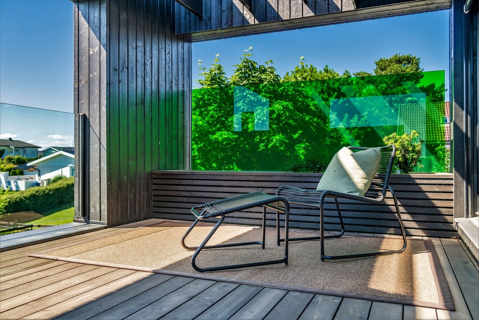 Takterrasse med sittebenk med blomsterkasse. Grønt dekorglass privatiserer Galleribilde