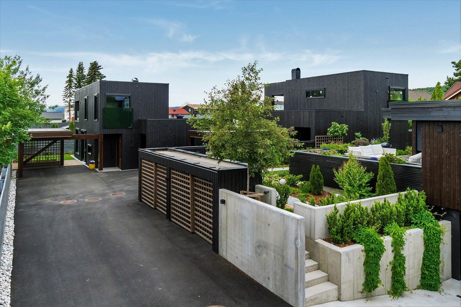 Boligen er et av fem atriumhus med enhetlig arkitektur, flotte fellesområder og solrike hager. I front prosjektets søppelhus Galleribilde