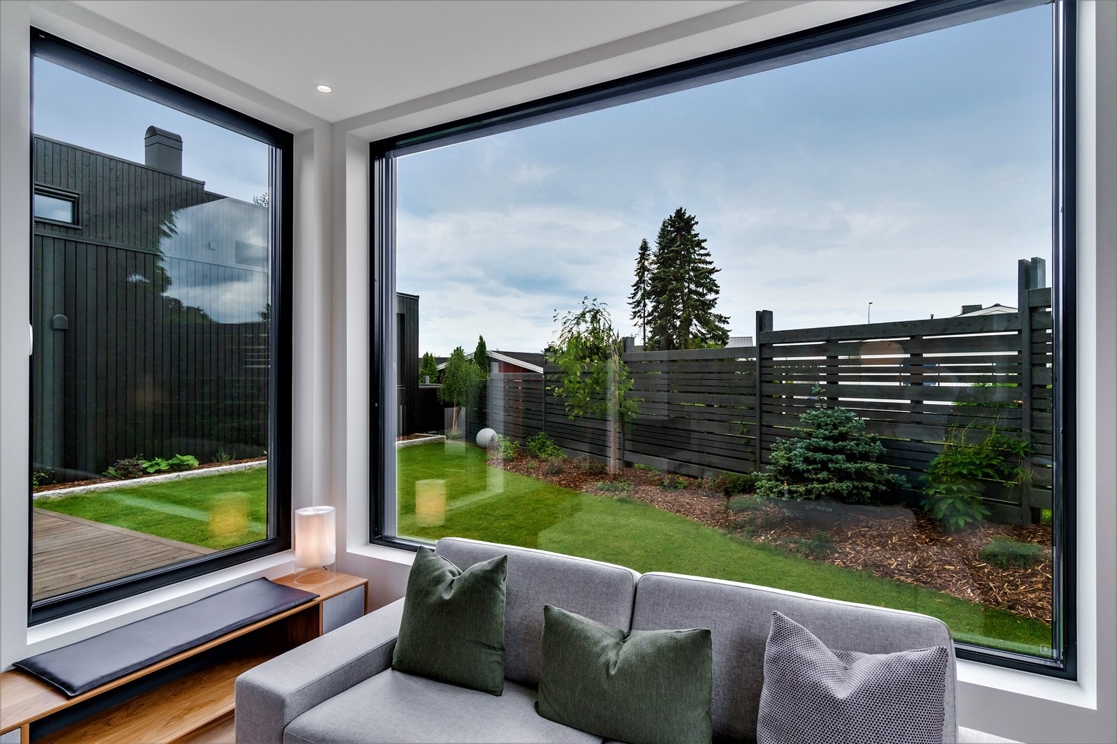 De store vinduene gir god kontakt med hagen. Oppleves som en utvidelse av boligen Galleribilde