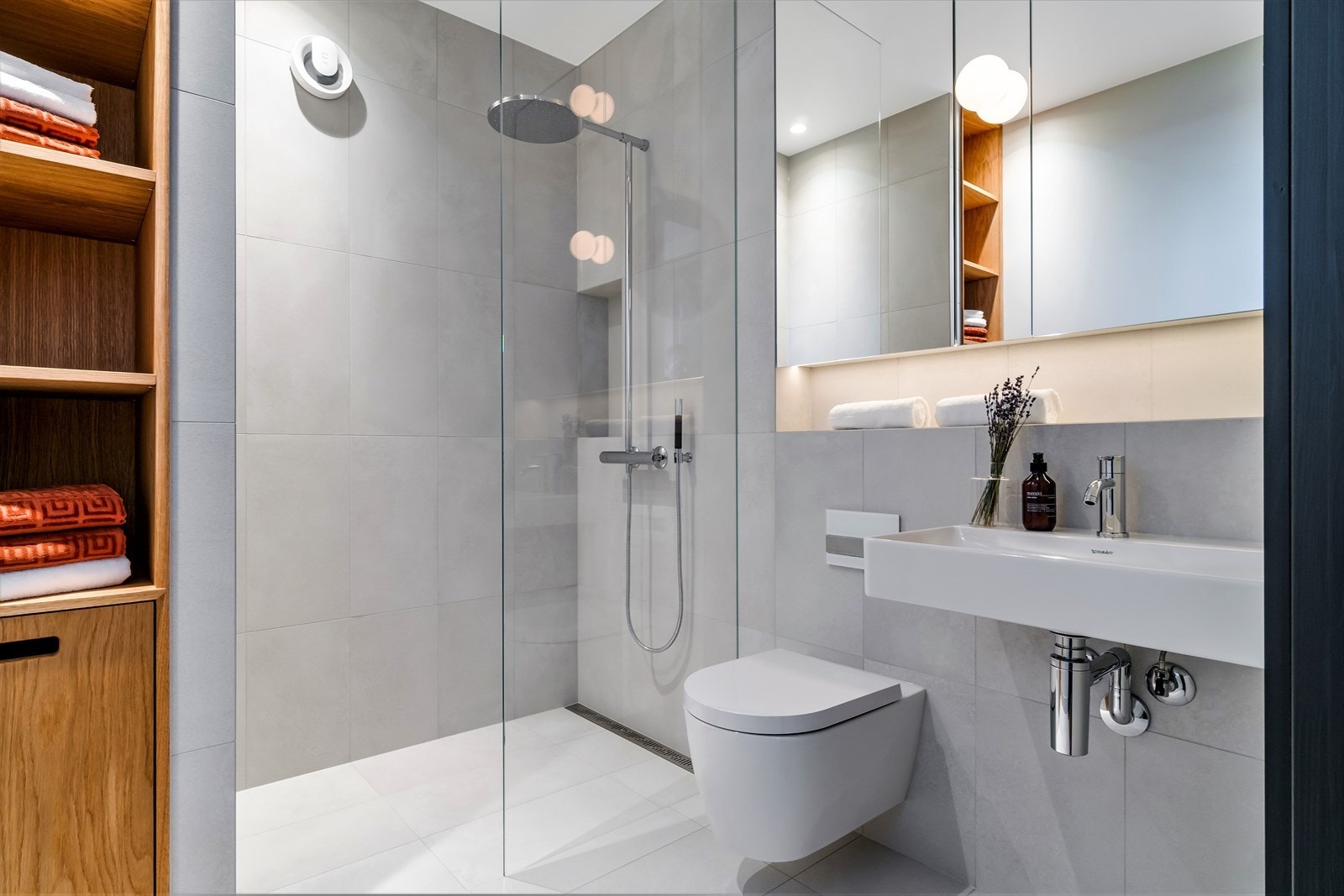 Glasset i dusjnisjen har ikke lister eller beslag, men er limt til gulv og fliskant samt felt inn i gipshimlingen. Galleribilde