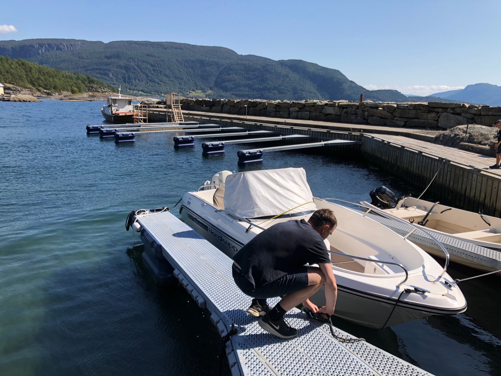 Eigen båtplass og kjekk naustbod med felles dusj og toalett. Galleribilde