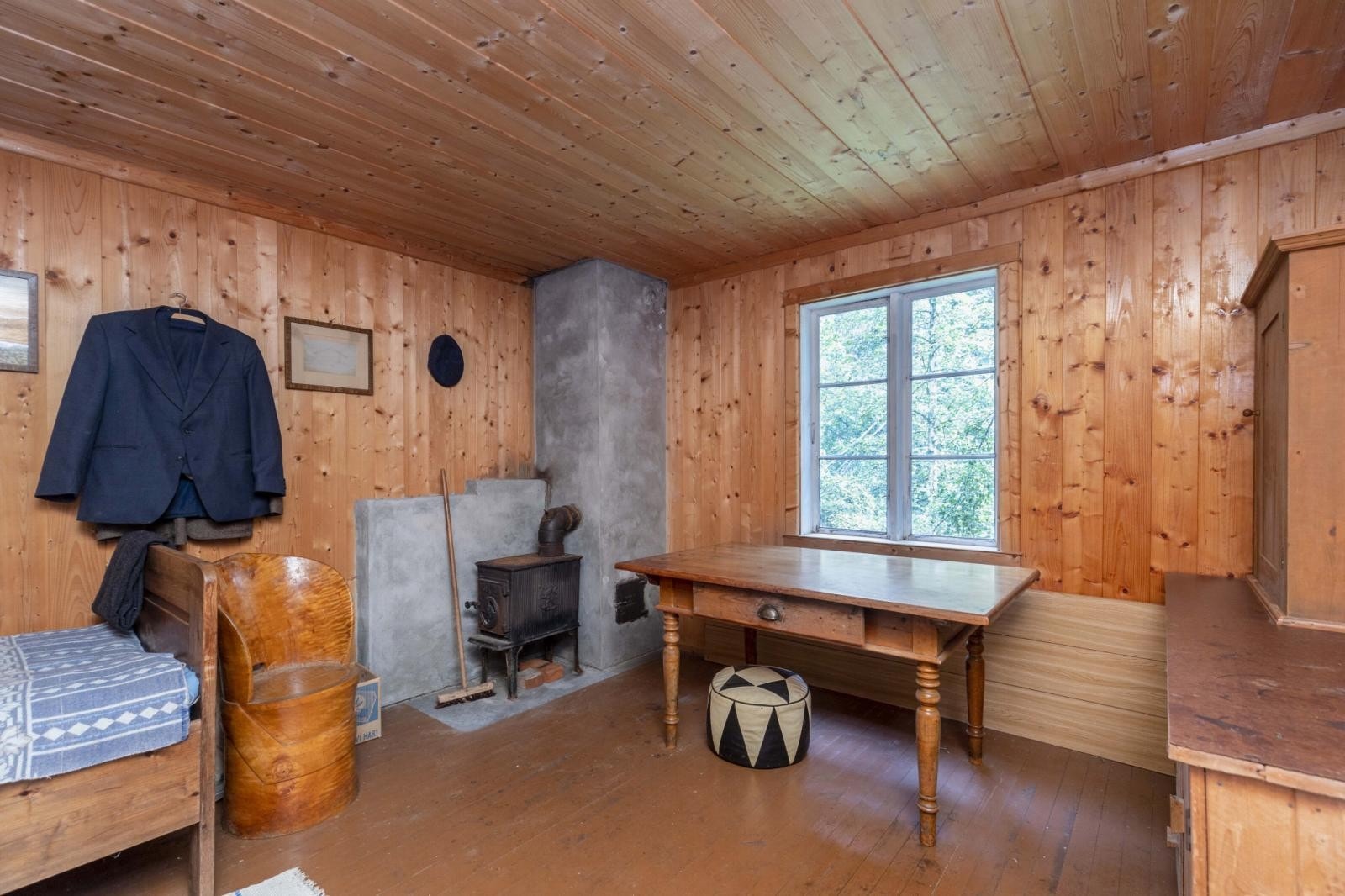 På tunet er det oppført et separat bygg med vedskjul og arbeidsrom Galleribilde