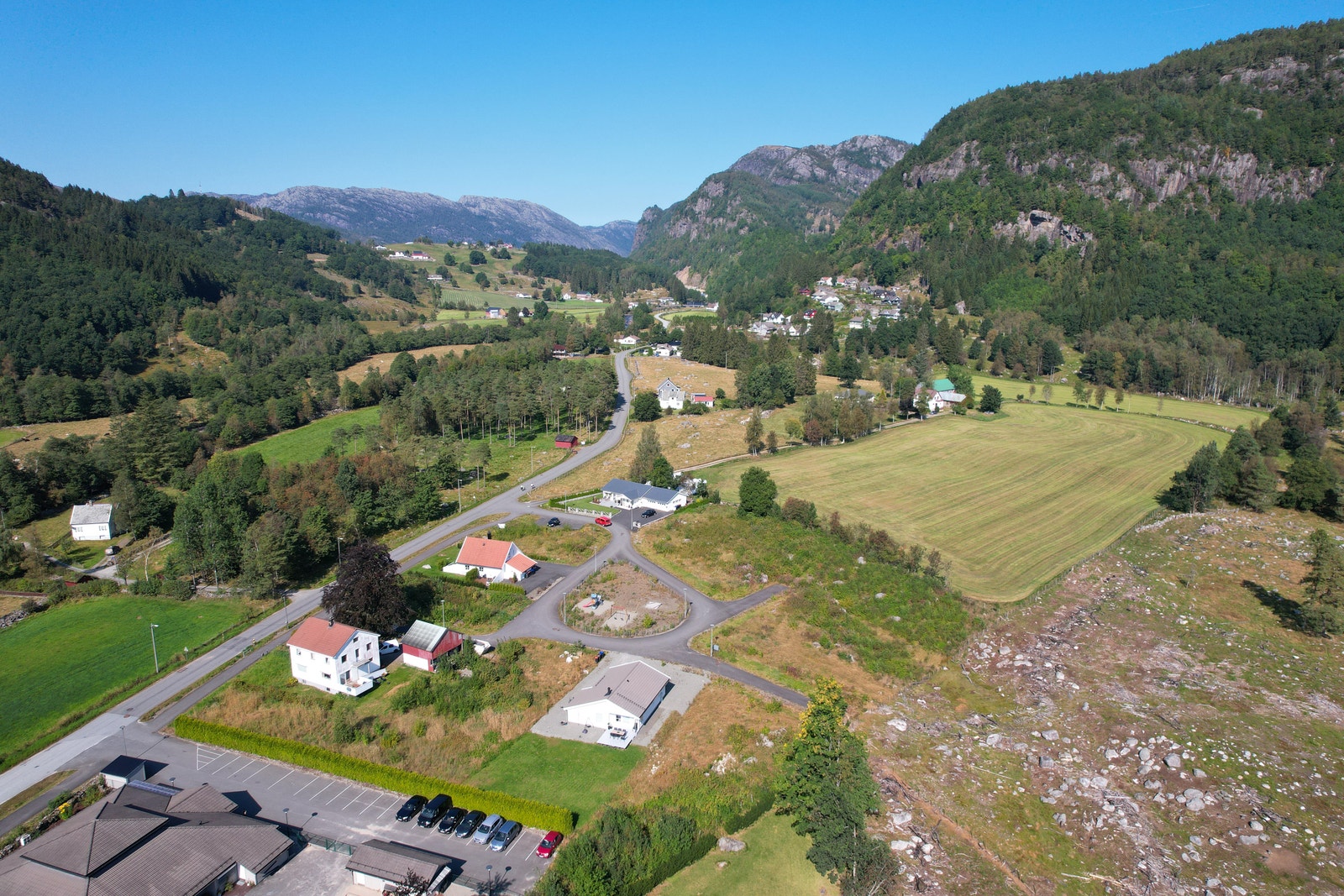 Her kan du etablere deg i landlige og familievennlige omgivelser Galleribilde