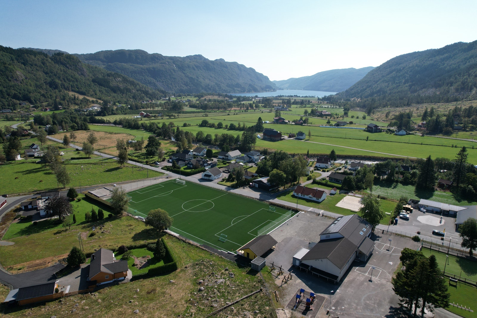 Kort avstand til skole, barnehage, butikk og idrettsanlegg. Galleribilde