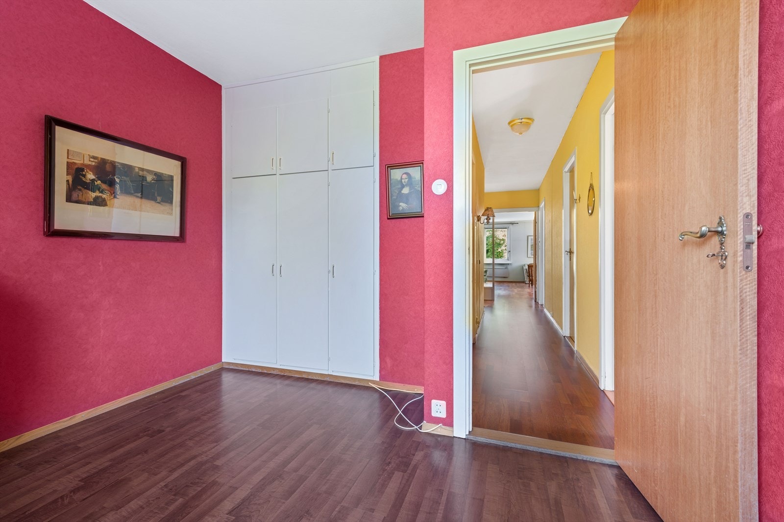 Soverommene har godt med oppbevaringsplass i innebygde garderobeskap. Galleribilde