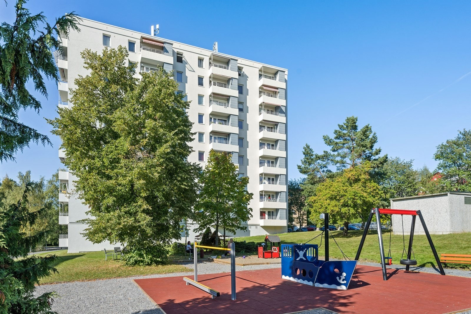 Flotte lekearealer for barna utenfor boligblokken. Galleribilde