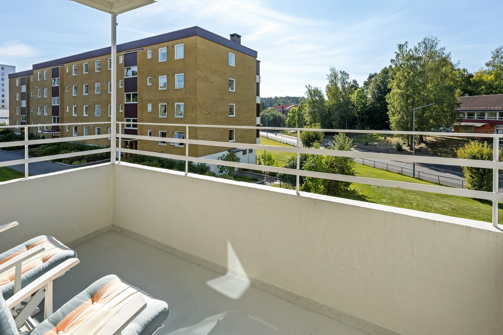 Utgang fra stue til 6 kvm vestvendt balkong, gode solforhold med ettermiddags- og kveldssol. Galleribilde