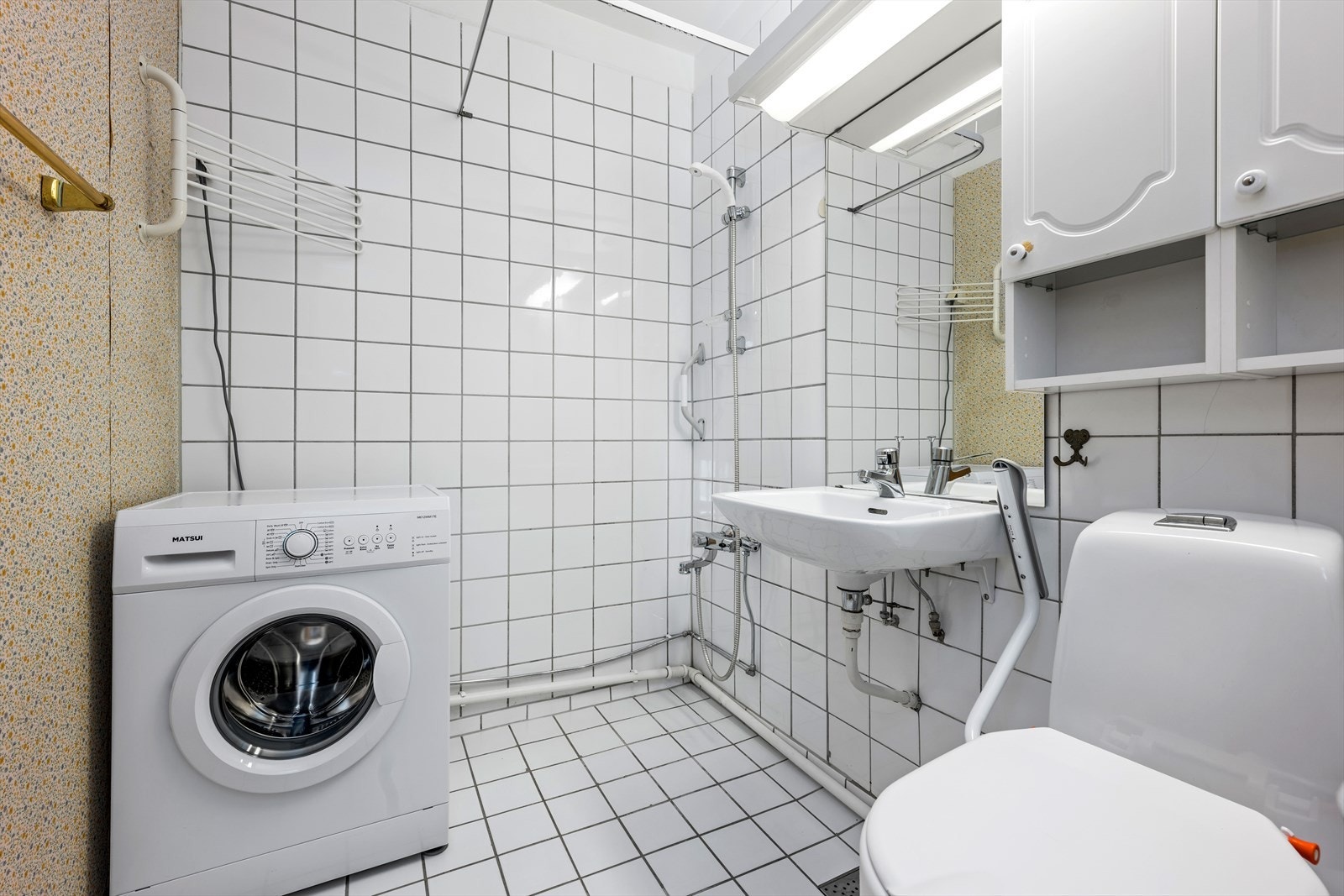 Leiligheten har et eldre flislagt baderom med varmekabler i gulv og separat wc, nye toaletter ble montert i ca. 2014 og 2019. Galleribilde