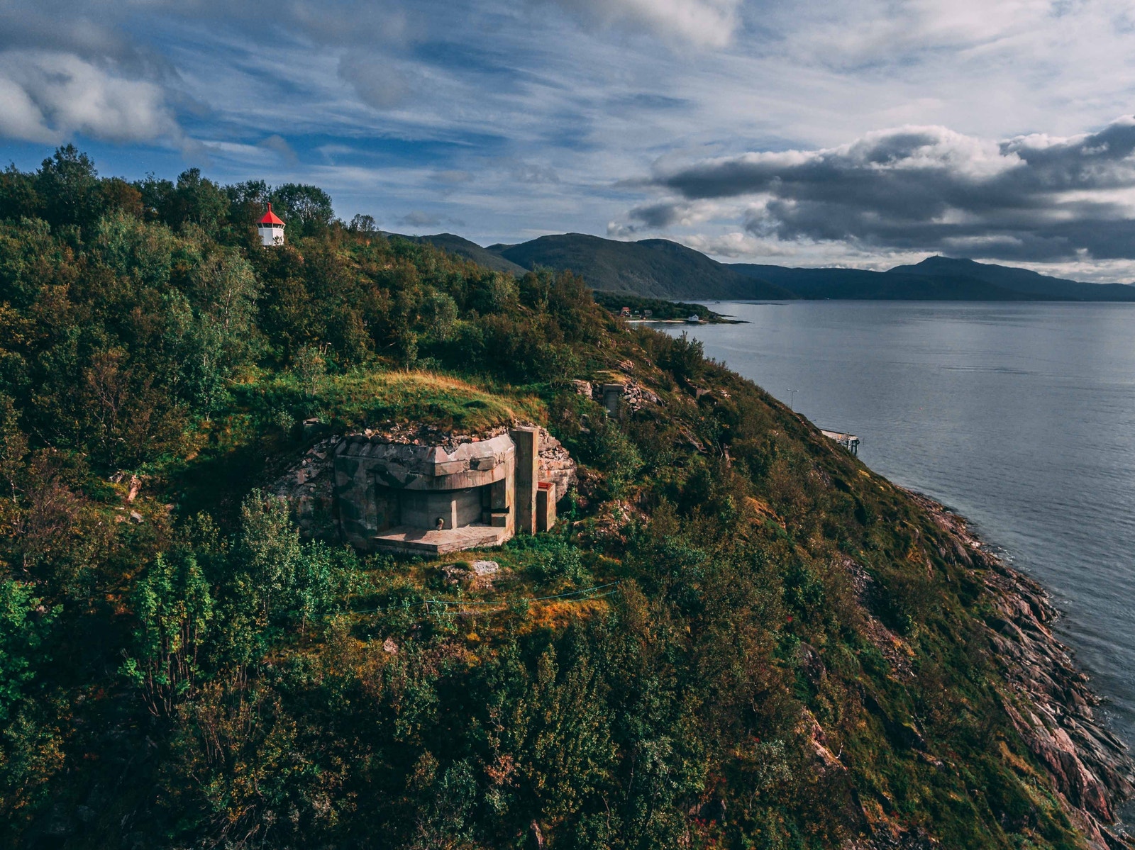 Kanonstillingen er vendt ut mot havet Galleribilde