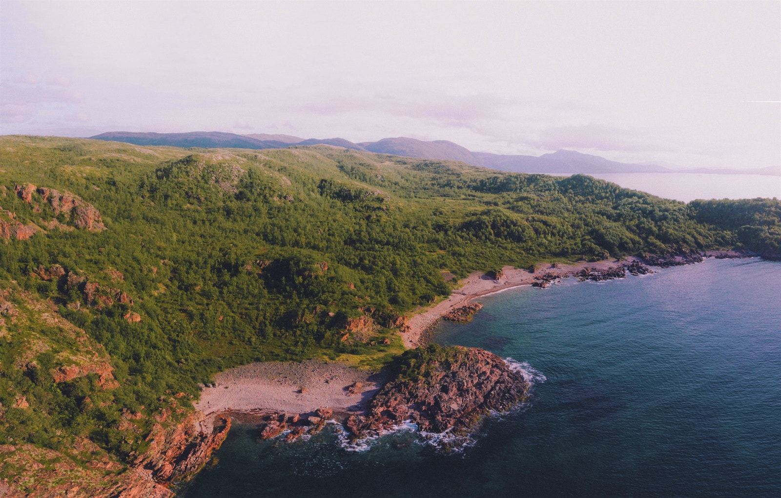Vakker natur med rødlige fjell Galleribilde
