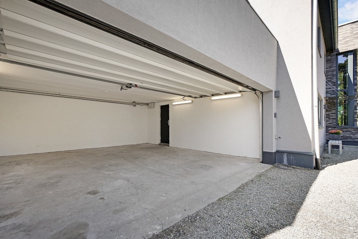 Dobbel garasje med portåpner og plass til 2 store biler Galleribilde