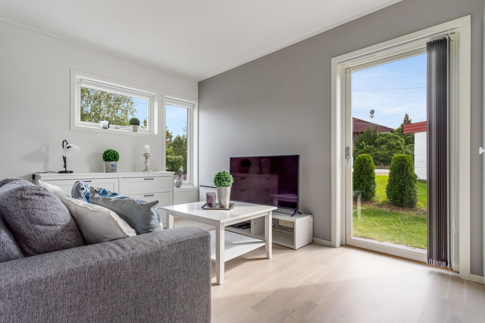 Soverom med utgang til hagen Galleribilde
