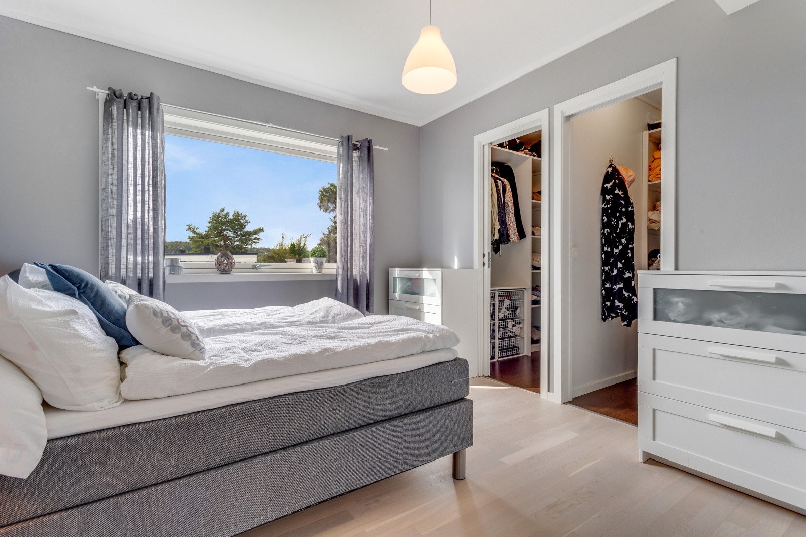 Hovedsoverom med walk-in closet Galleribilde