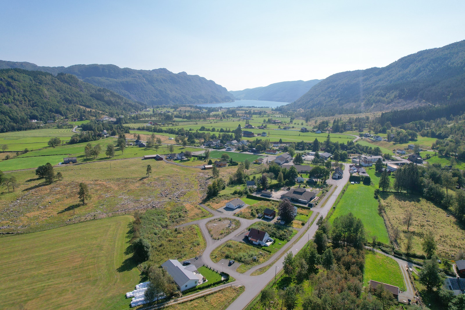 Velkommen til Lyngmoen, ett flott lite boligfelt med romslige eneboligtomter. Galleribilde