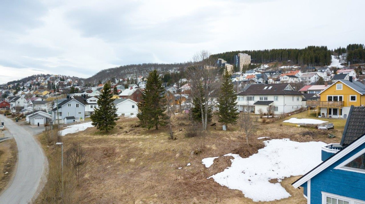 Kort vei til dagligvarehandel, Tromsø sentrum og UiT/UNN fra eiendommen