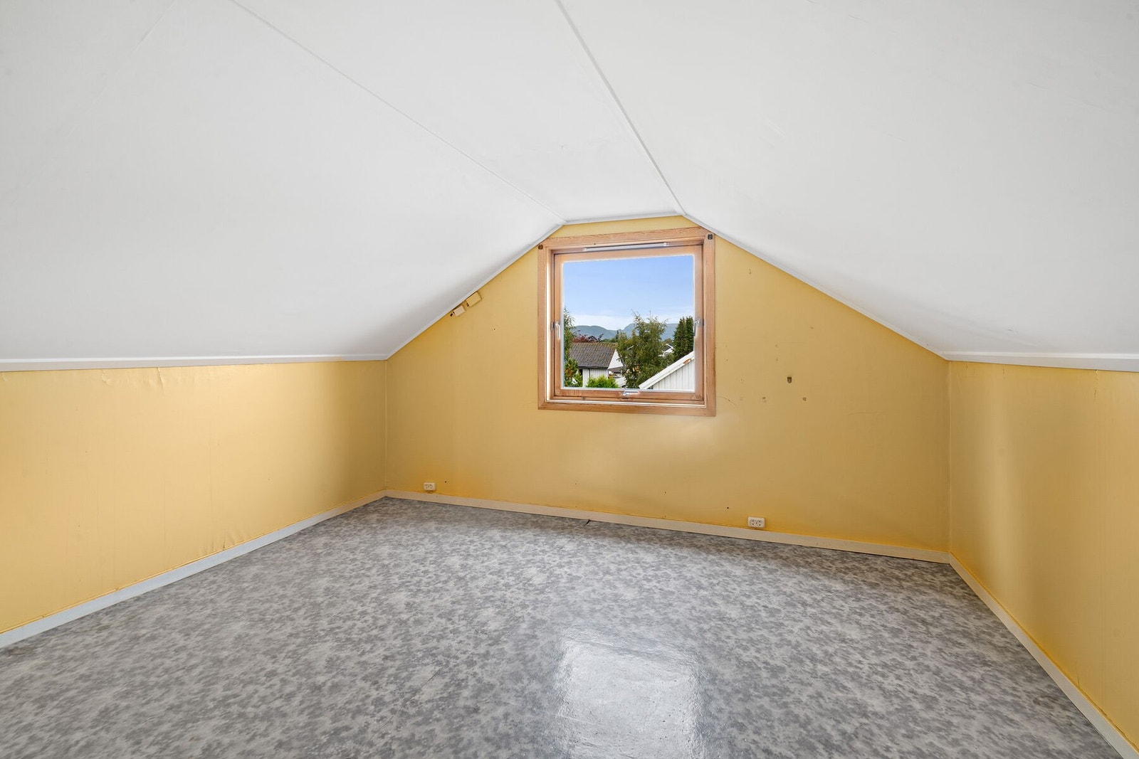 Stort lagringsloft som med oppussing kan gjøres om til loftstue/soverom Galleribilde