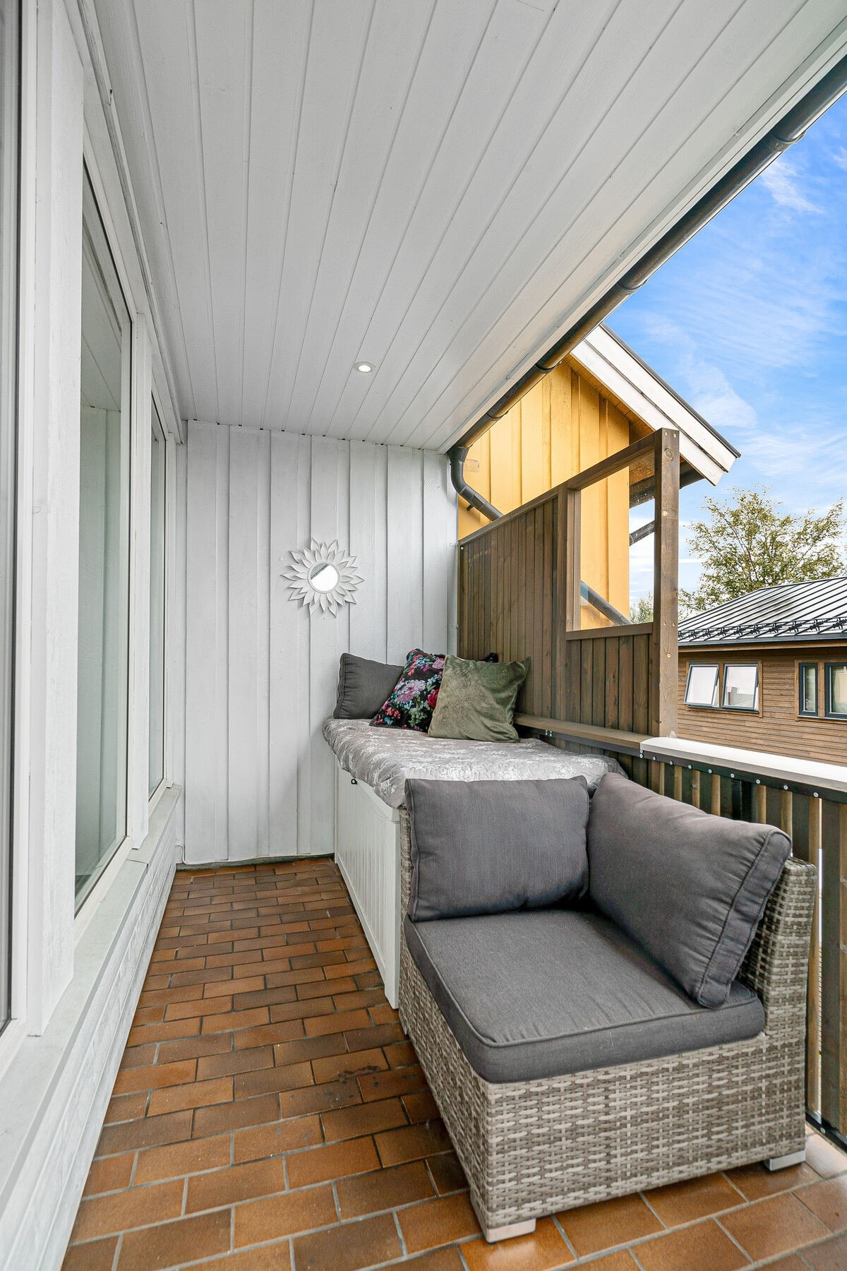 Verandaen er på 10kvm og har rom for utemøblement og grill Galleribilde