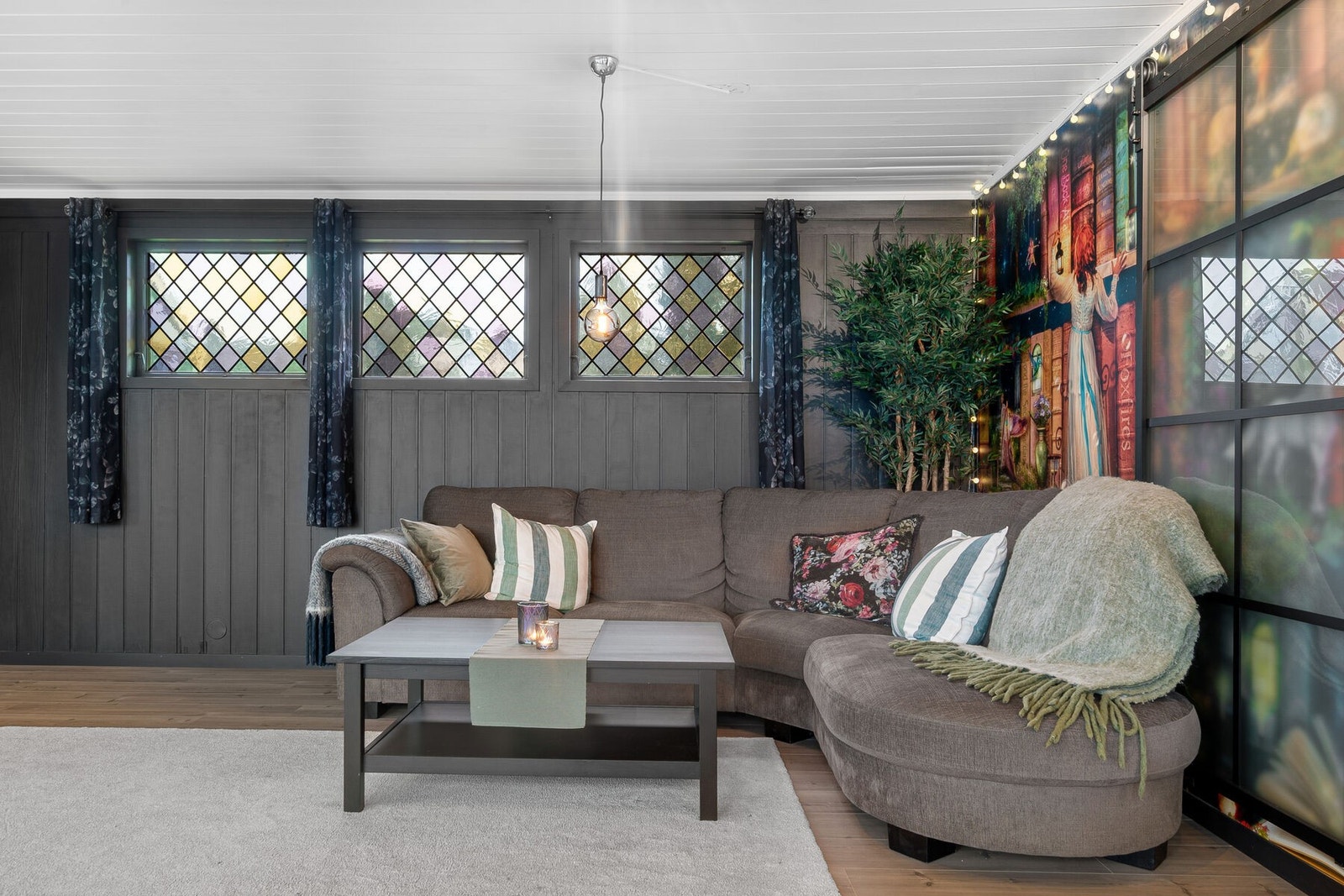 Den romslige stuen har gode møbleringsmuligheter Galleribilde