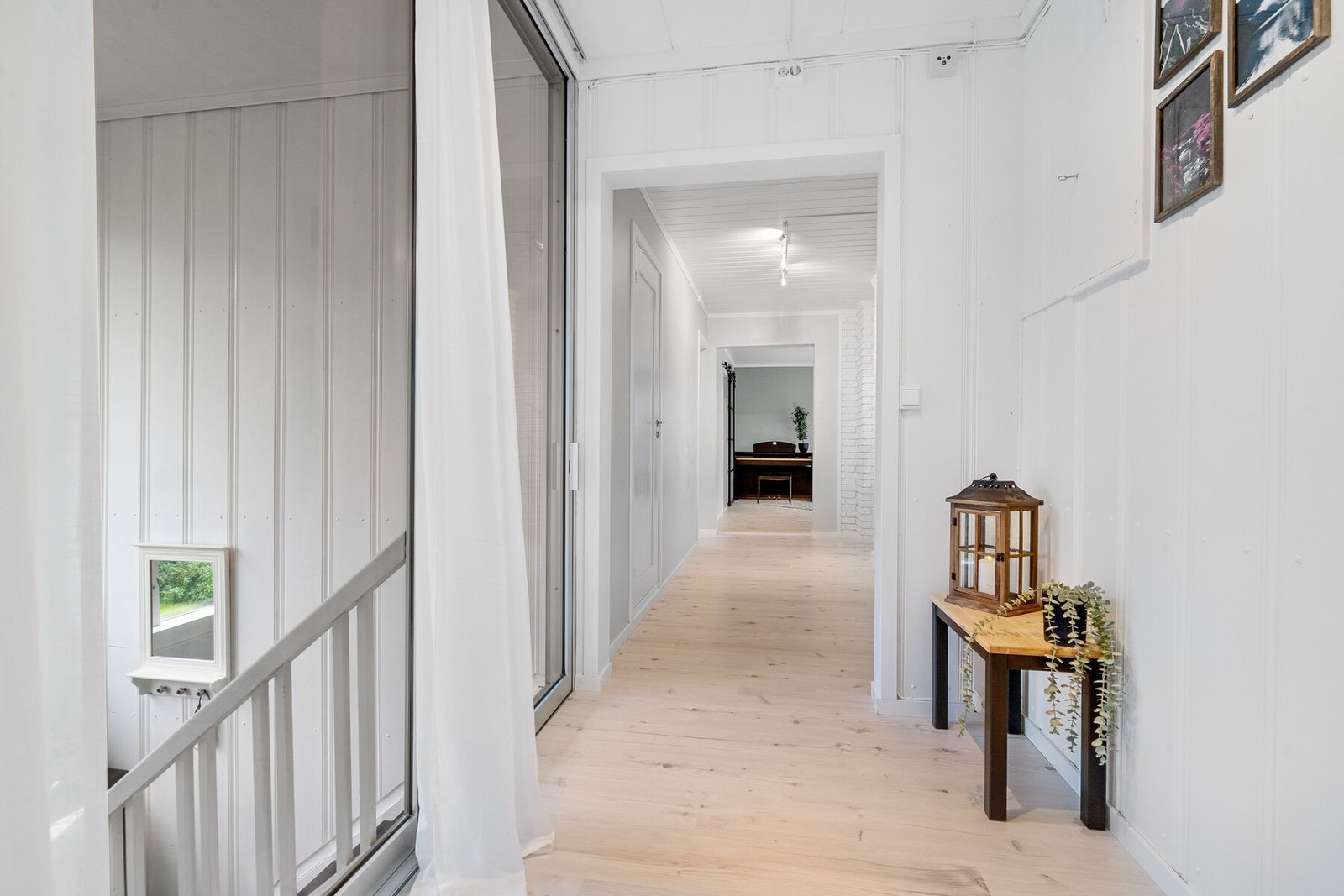 Fra eiendommen er det kort gangavstand til Breidablikk barneskole og Åsheim ungdomsskole. Det finnes flere videregående skoler i nærliggende områder, samt et godt utvalg av både private og kommunale barnehager. Galleribilde